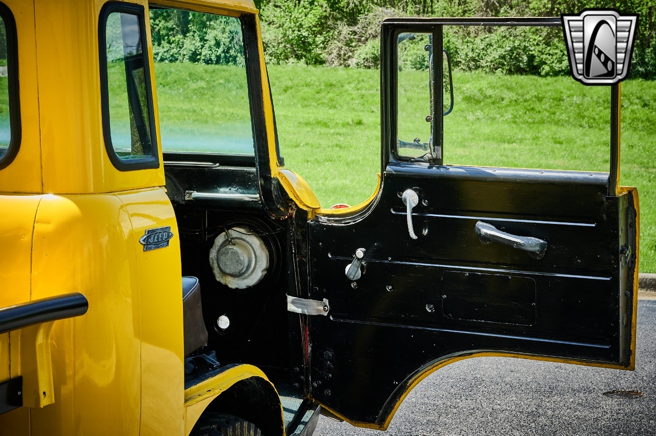 1960 Jeep FC-150 Tow Truck