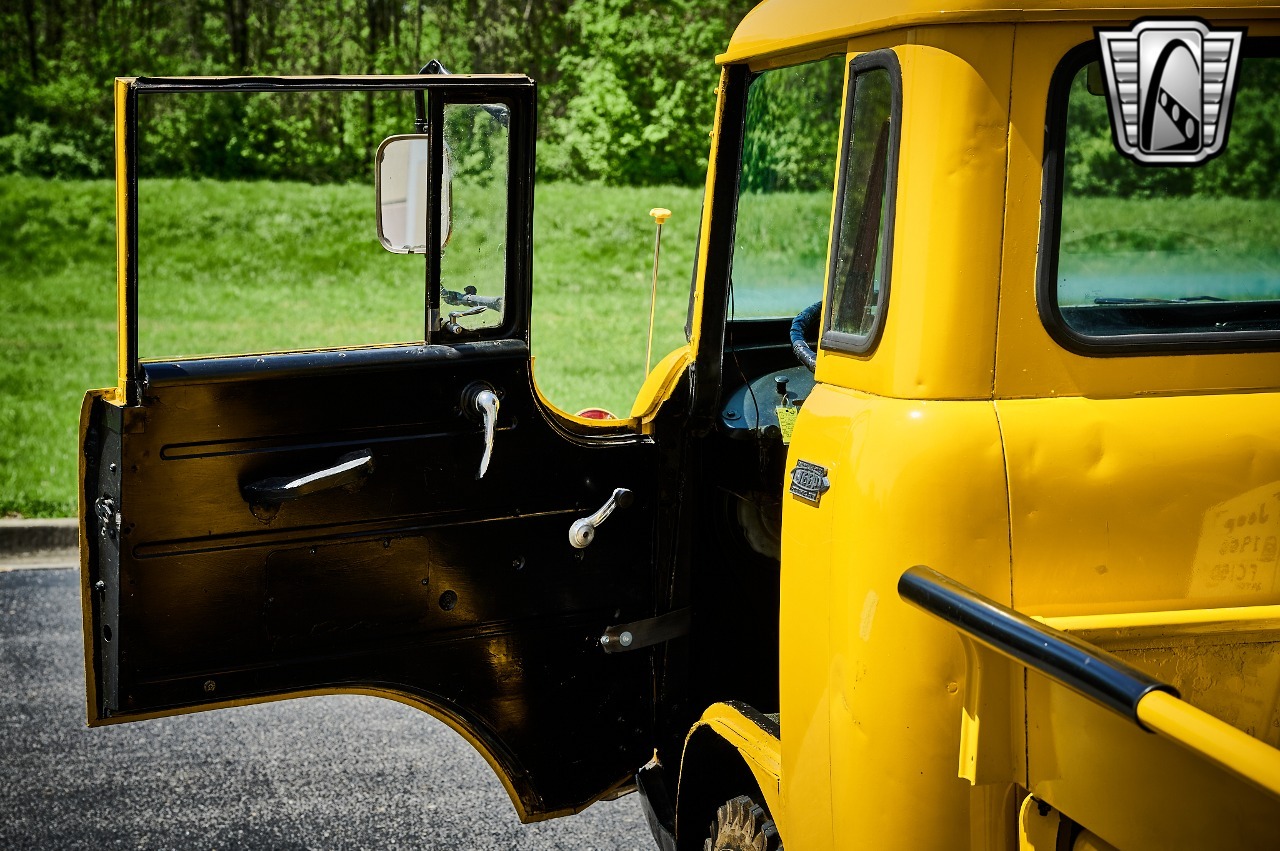 1960 Jeep FC-150 Tow Truck
