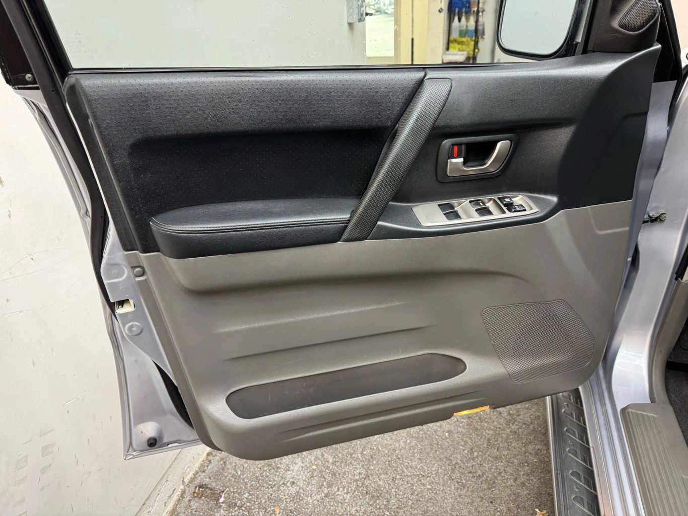 2005 Mitsubishi Montero Limited Sport