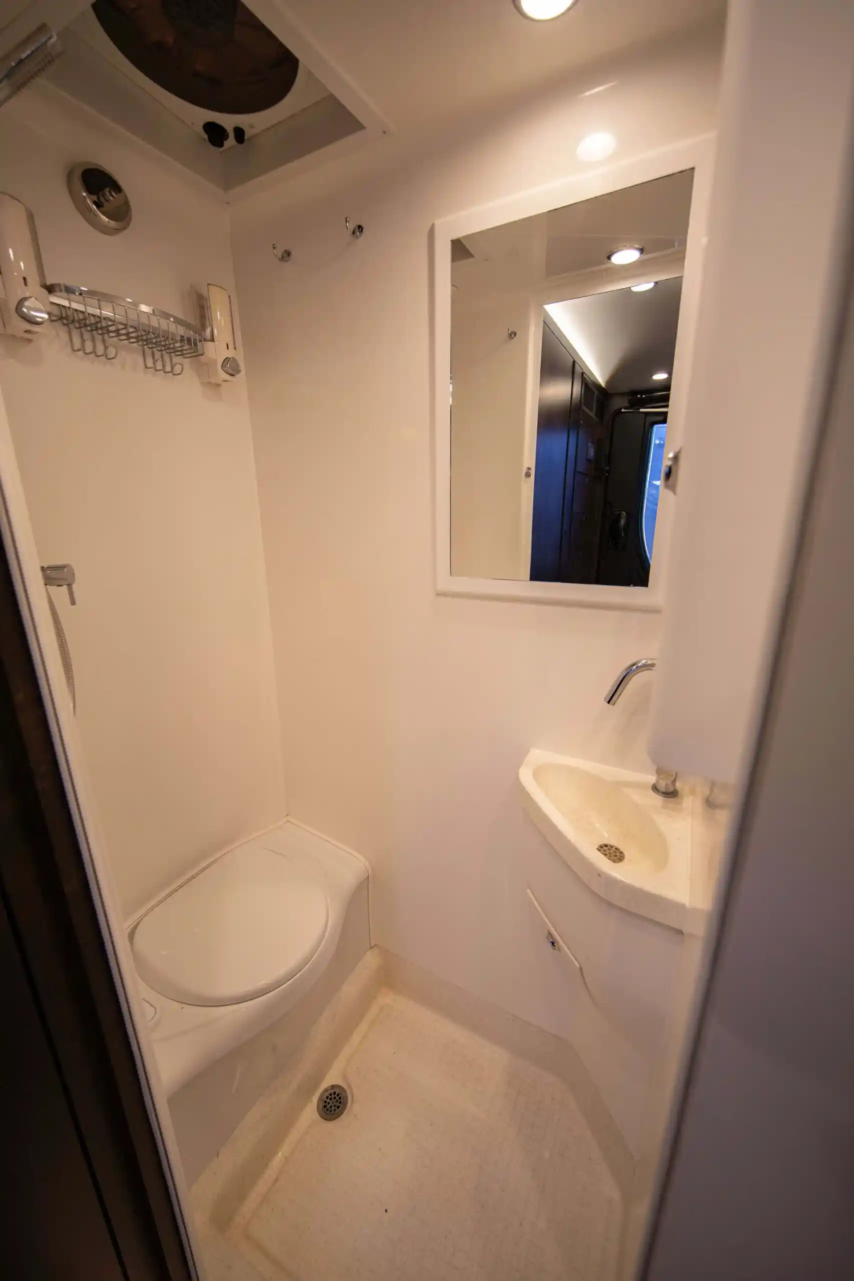 Pending Sale: 2019 EarthRoamer XV-LTS 233