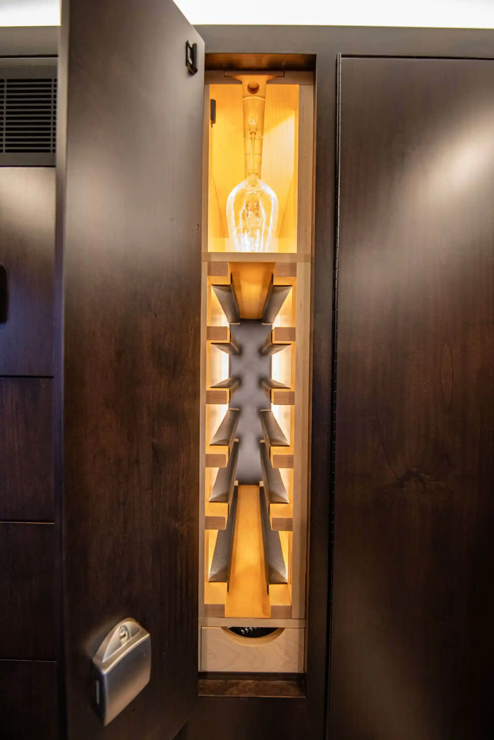 Pending Sale: 2019 EarthRoamer XV-LTS 233