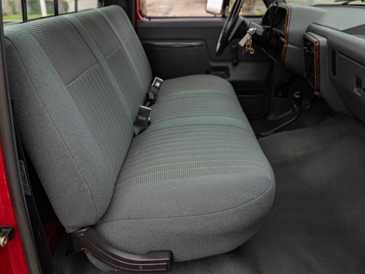 Sold: 1990 Ford F-150 XL Regular Cab 4x4