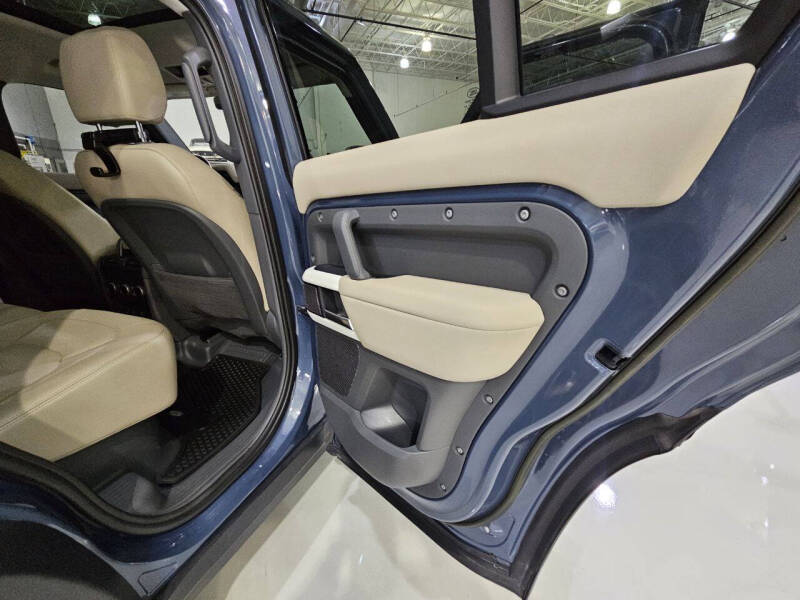 2023-land-rover-defender-110-se-awd-4dr-suv (17)