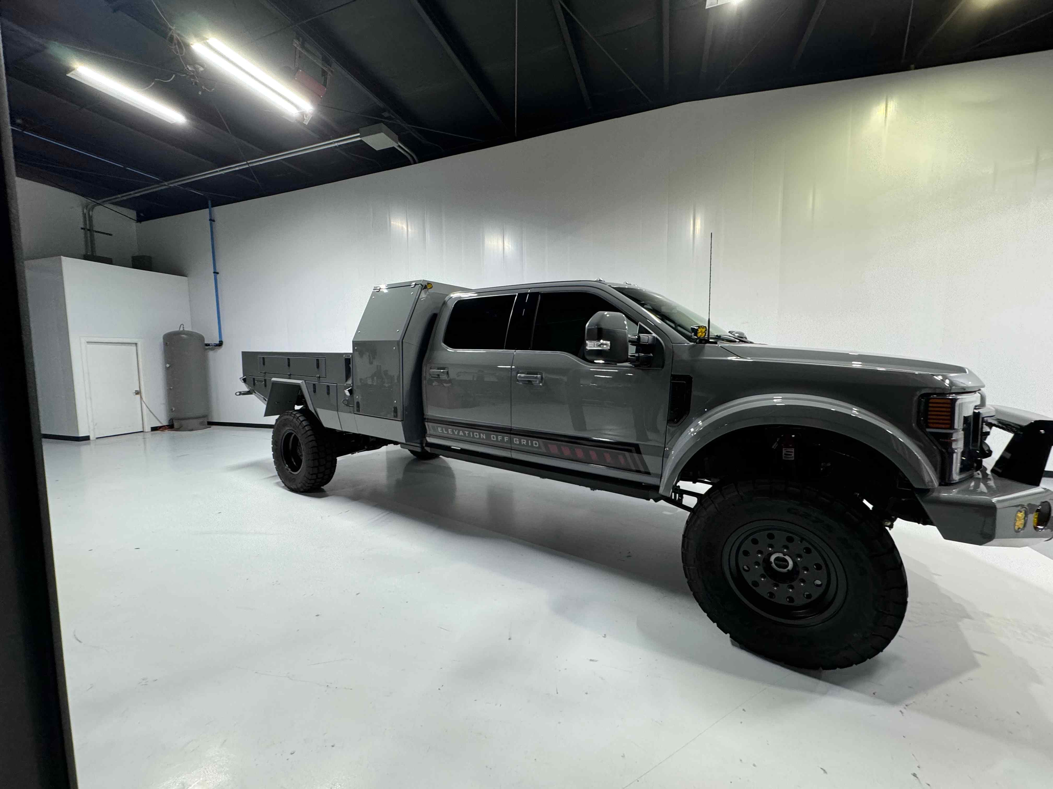 2022 Ford F550 Lariat Elevation Off Grid-01