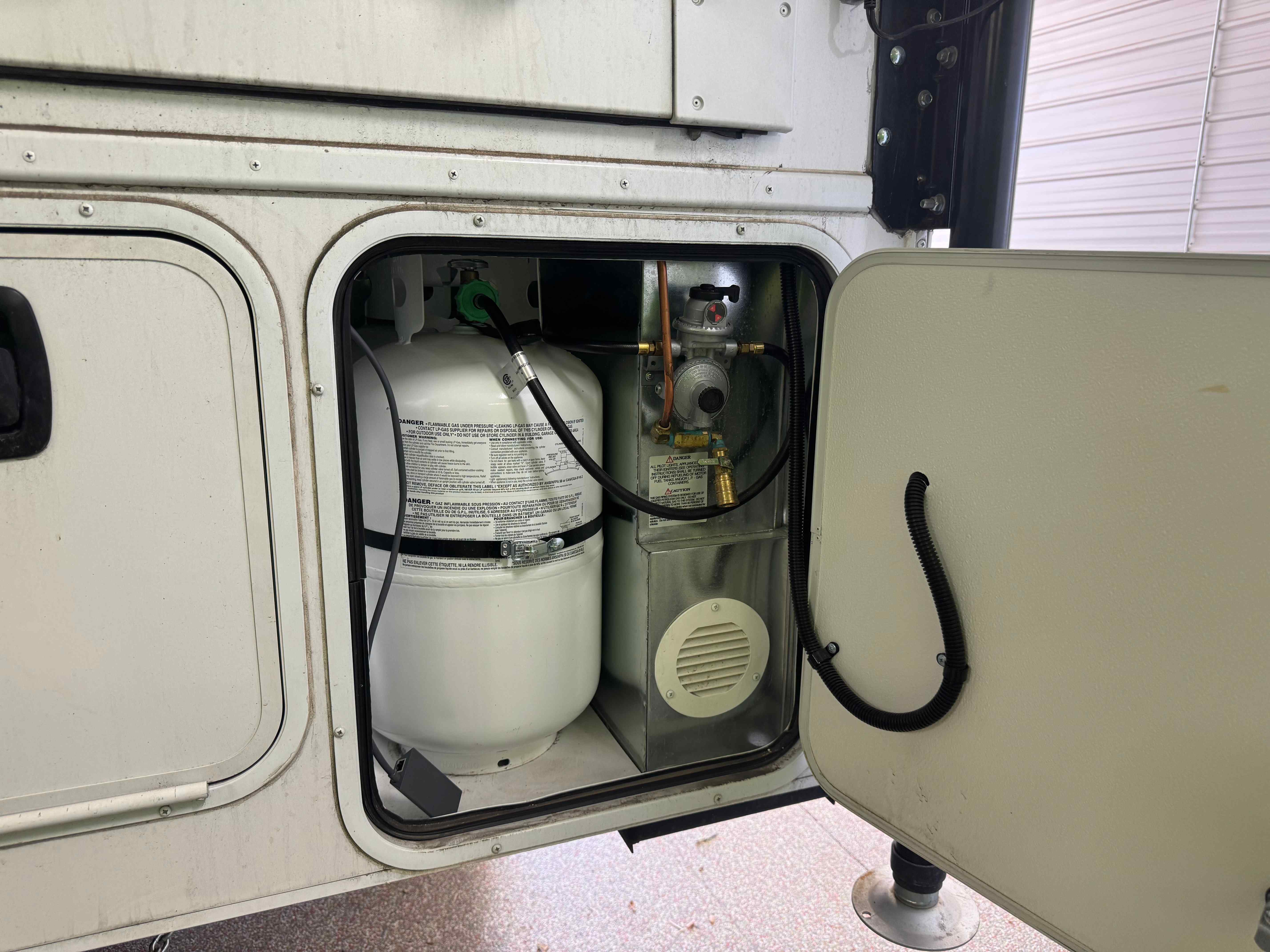 2022 Ford F550 Lariat Elevation Off Grid-34