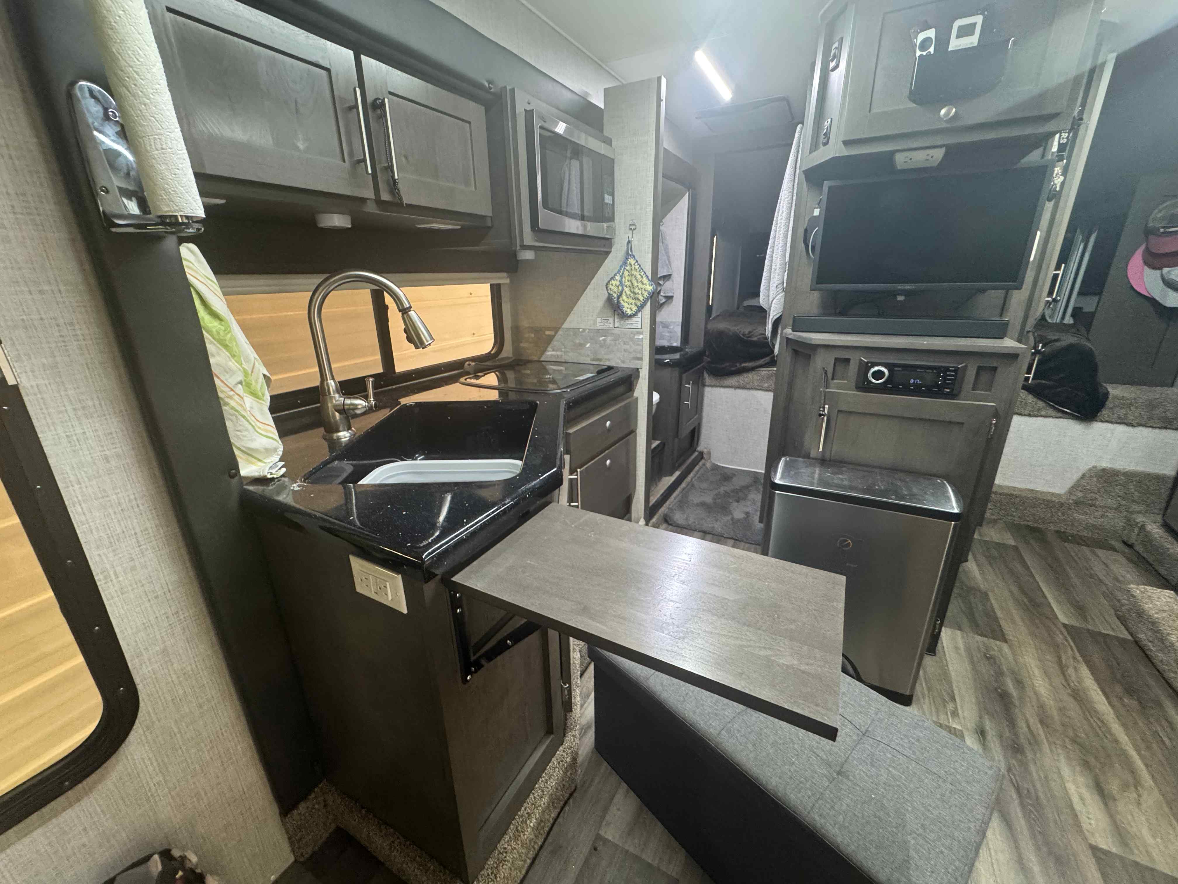 2022 Ford F550 Lariat Elevation Off Grid-38