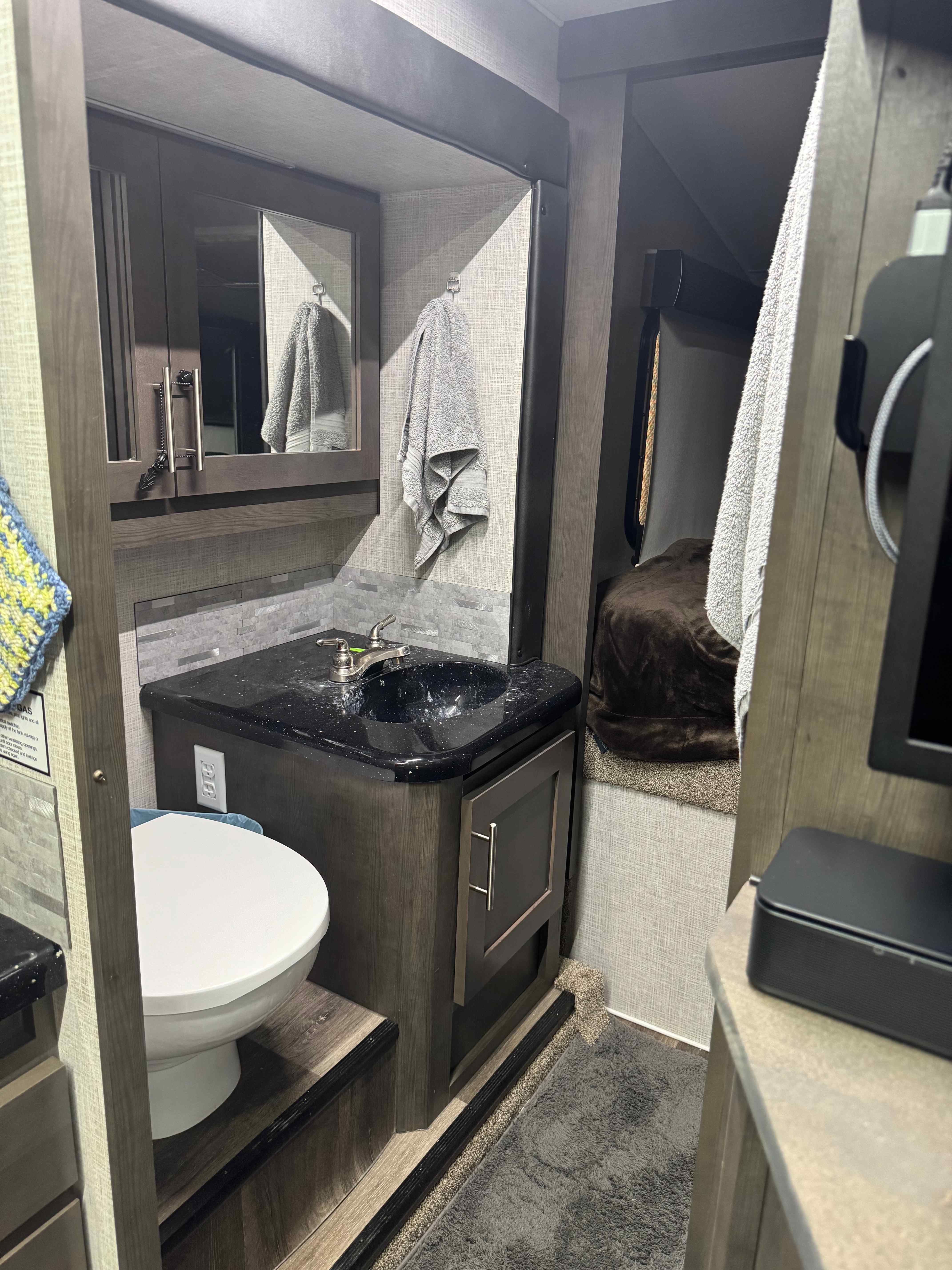 2022 Ford F550 Lariat Elevation Off Grid-39