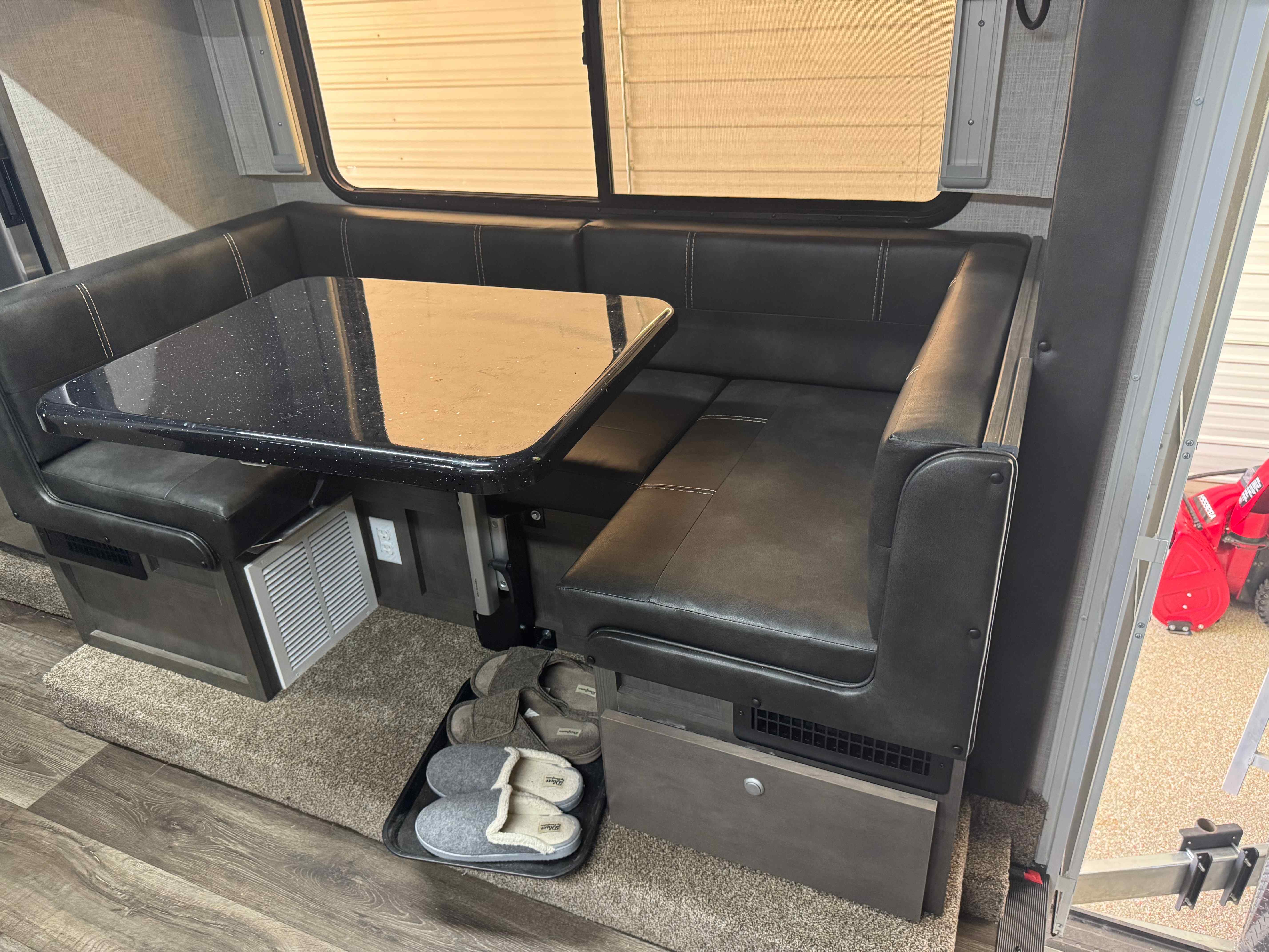 2022 Ford F550 Lariat Elevation Off Grid-45